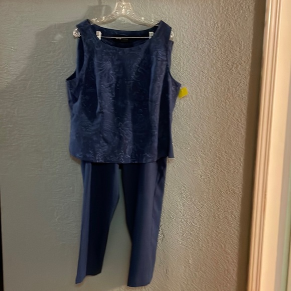 Sag harbor pantsuit - professional, stylish, yet still comfortable! - Picture 1 of 4